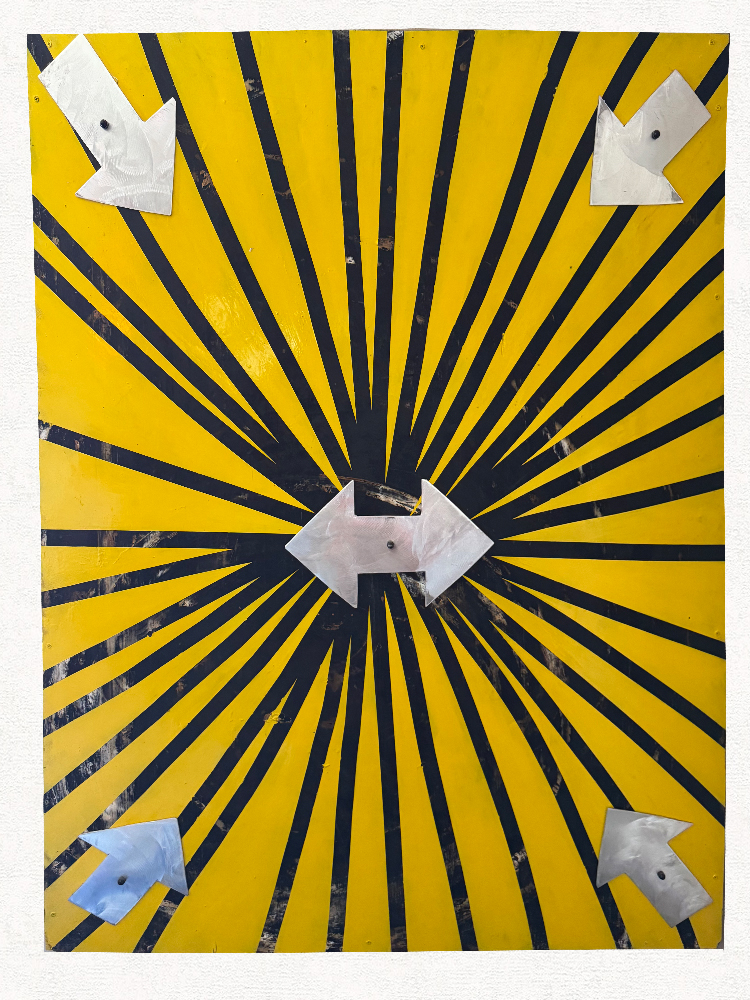 Großformatiges geometrisches Kunstwerk (124x165 cm) mit gelb-schwarzen Strahlen und aufgeschraubten Aluminium-Pfeilen auf einer alten Schrankwand mit Dachlatten-Konstruktion.
