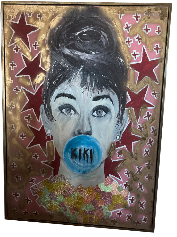 Pop-Art-Gemälde im Hochformat in einem Alurahmen. Es zeigt das Porträt von Audrey Hepburn in Schwarz-Weiß, die eine große, blaue Kaugummiblase mit dem Schriftzug „KIKI“ im Mund hat. Der Hintergrund ist goldfarben und pink, übersät mit roten Sternen und vielen kleinen, weiß-rosa Kreuzen. Am unteren Bildrand trägt sie ein farbenfrohes, glitzerndes Mosaik-Muster.