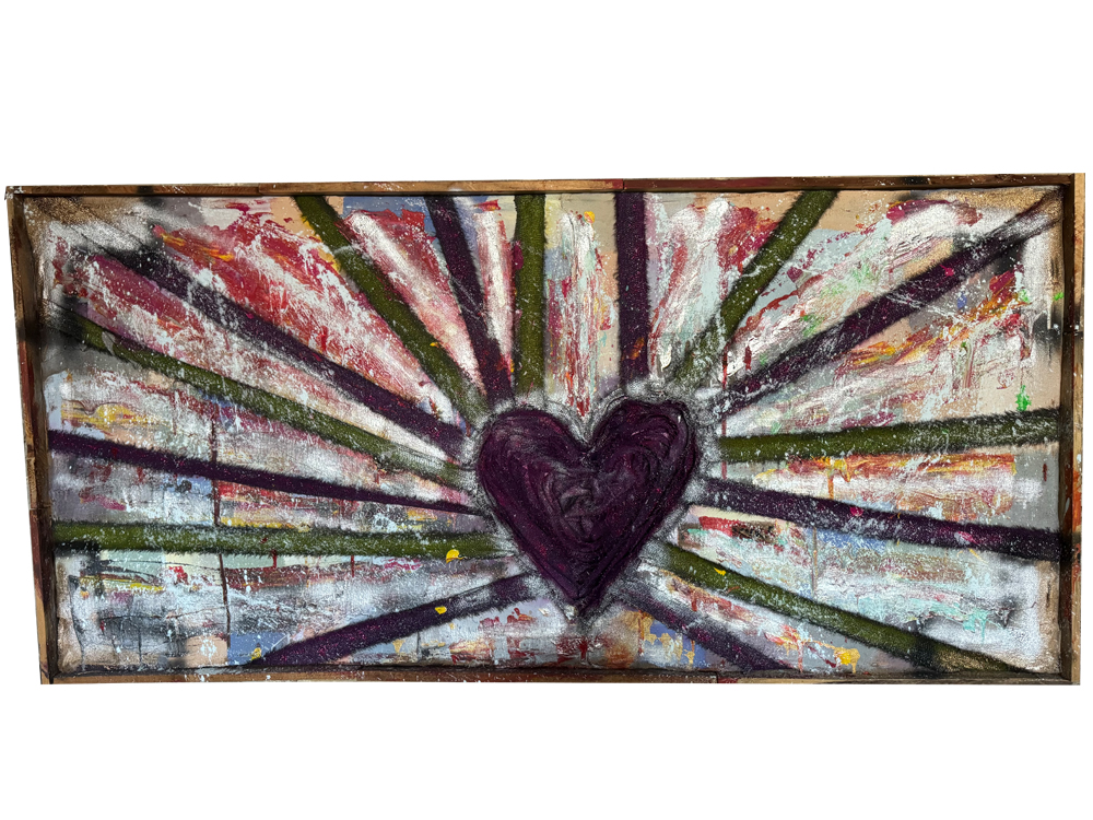 Extrem großformatiges Mixed-Media-Gemälde im Querformat in einem rustikalen Dachlattenrahmen. Auf dem strukturierten Untergrund eines Kartoffelsacks prangt im Zentrum ein großes, dunkles Stoffherz. Von diesem Herz gehen strahlenförmig grüne, lila und silberne Linien nach außen weg, umgeben von wilden Farbspritzern und Glitzerelementen.
