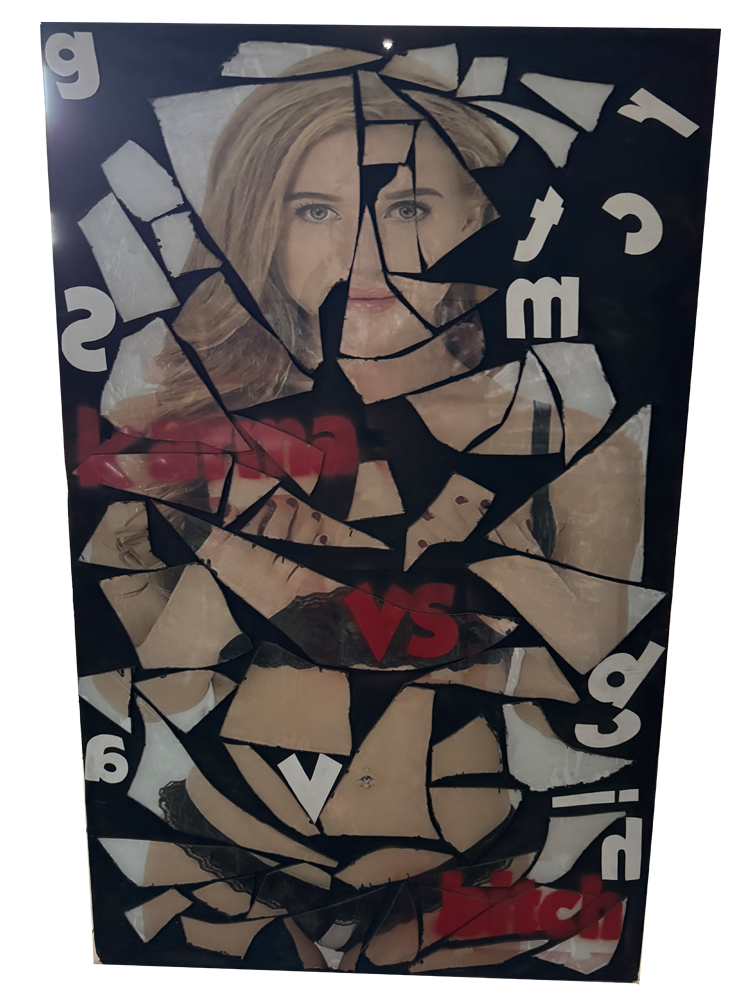 Großformatiges Pop-Art-Gemälde im Hochformat. Es zeigt das fotorealistische Porträt einer blonden Frau, das durch eine spezielle Mosaik-Technik in unzählige, scharfkantig wirkende Fragmente zersplittert ist. Das Motiv ist auf Glas gedruckt und wellenförmig aufgeklebt. Im Hintergrund sind abstrakte, typografische Elemente, Zahlen und die in Rot gesprühten Wörter „karma“ und „bitch“ zu sehen.