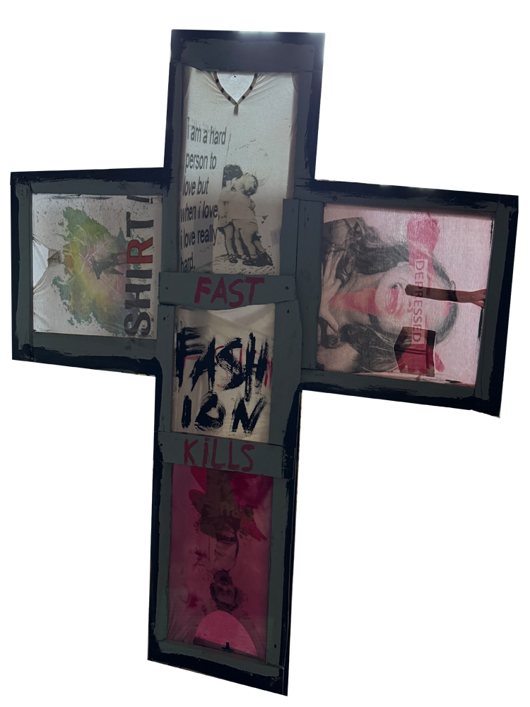 Monumentales, kreuzförmiges Mixed-Media-Kunstwerk aus Holz-Dachlatten. In den verschiedenen Segmenten des Kreuzes sind bedruckte T-Shirts eingespannt. Zu sehen sind unter anderem Motive mit den Schriftzügen „FASHION KILLS“, „SHIRT“, „FAST“ und „DEPRESSED“ sowie ein Print mit zwei sich umarmenden Personen und dem Text „I am a hard person to love...“.