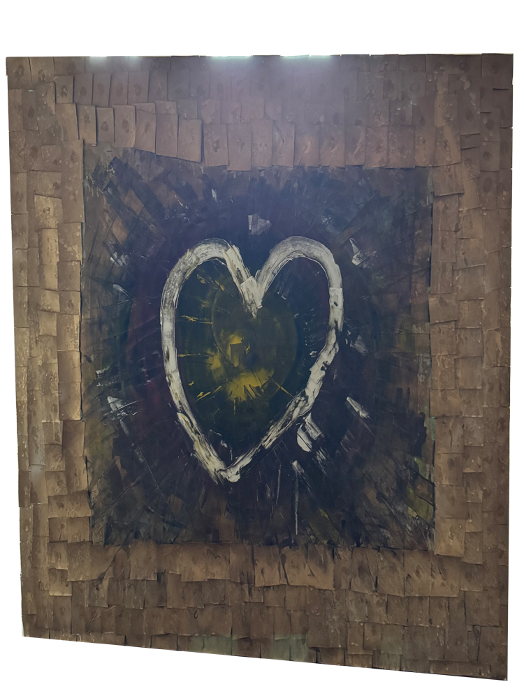 Großformatiges, fast quadratisches Mixed-Media-Kunstwerk auf einer dunklen Dachbahn aus Stoff. Im Zentrum prangt ein großes, mit groben weißen Pinselstrichen gemaltes Herz auf einem dunkel-violetten, unruhigen Hintergrund. Das zentrale Motiv ist vollständig umrahmt von Hunderten kleinen, rechteckigen Kartonstücken, die schuppenartig übereinandergeklebt sind.