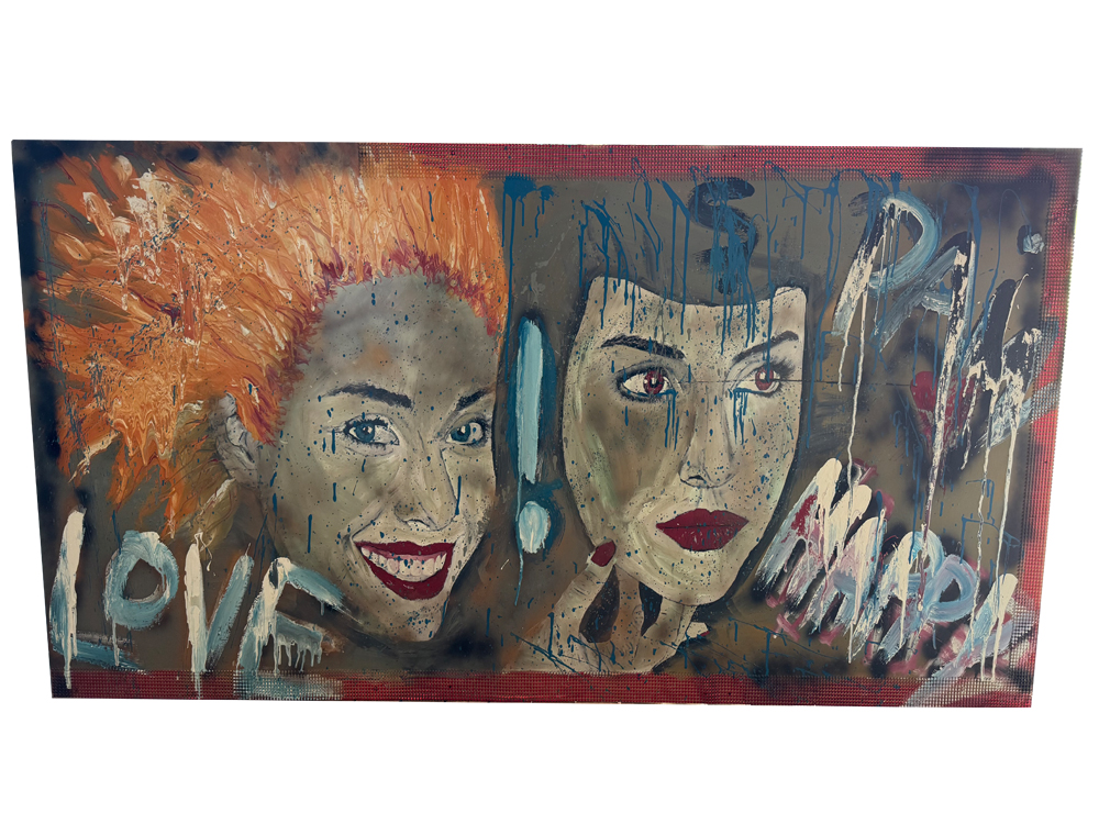 Extrem großformatiges Pop-Art-Gemälde im Querformat auf einer strukturierten Oberfläche. Es zeigt zwei Frauenporträts nebeneinander: links eine lächelnde Frau mit wilden, orangefarbenen Haaren, rechts ein ernstes Gesicht, das wie eine Maske gehalten wird. Der Hintergrund ist mit blauen Farbrinnen, Dollarzeichen sowie den Schriftzügen „LOVE“ und „PAIN“ gestaltet.