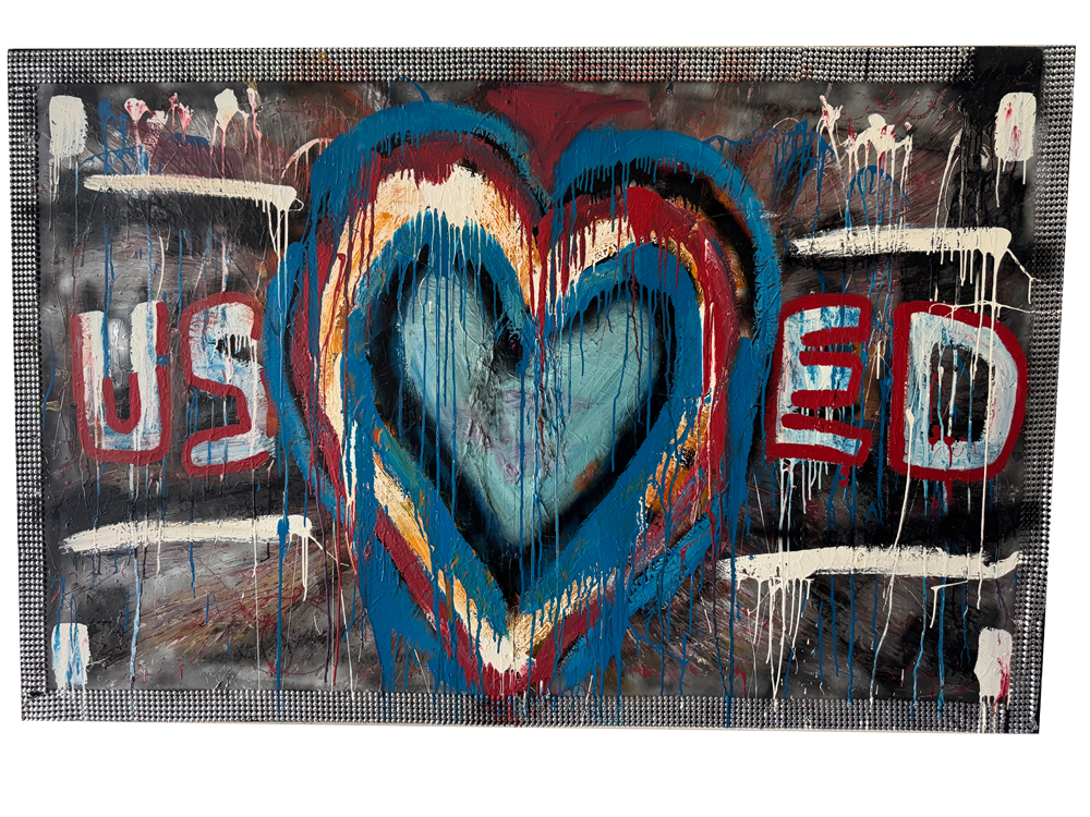 Extrem großformatiges Urban-Pop-Art-Gemälde im Querformat auf einer Schrankwand mit strukturiertem Rand. Im Zentrum steht ein großes, mehrschichtiges Herz in Blau, Beige und Rot, von dem unzählige Farbrinnen vertikal herablaufen. Links neben dem Herz prangt der große, weiße Schriftzug „USED“, rechts steht das Wort „ED“.