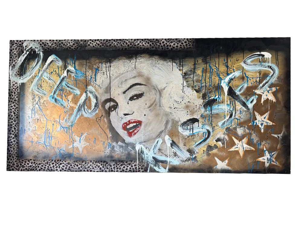 Monumentales Panorama-Gemälde (200x103 cm) von Marilyn Monroe auf einer alten Schrankwand mit Leoparden-Stoffelementen, goldenem Hintergrund und Graffiti-Schriftzügen.