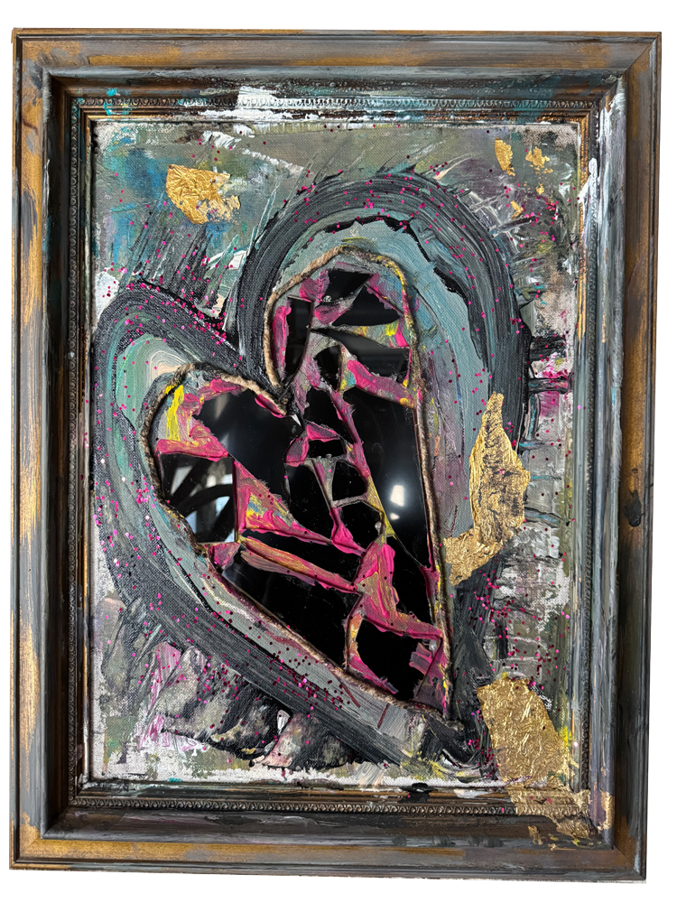 Skulpturales Mixed-Media-Gemälde (51x59 cm) eines großen Herzens aus zersplittertem Plexiglas mit flüssigem Blattgold im alten patinierten Holzrahmen.