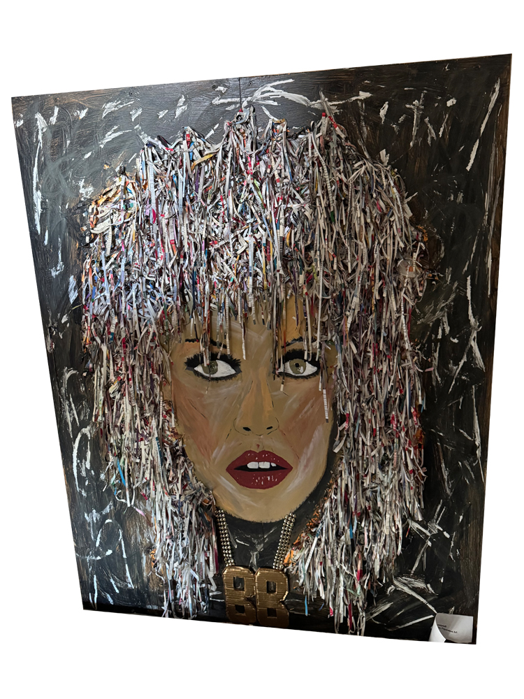 Großformatiges 3D-Pop-Art-Gemälde (131x121 cm) von Brigitte Bardot mit einer plastischen Mähne aus aufgetackerten alten Zeitungsstreifen und einer goldenen BB-Kette aus Pappe.