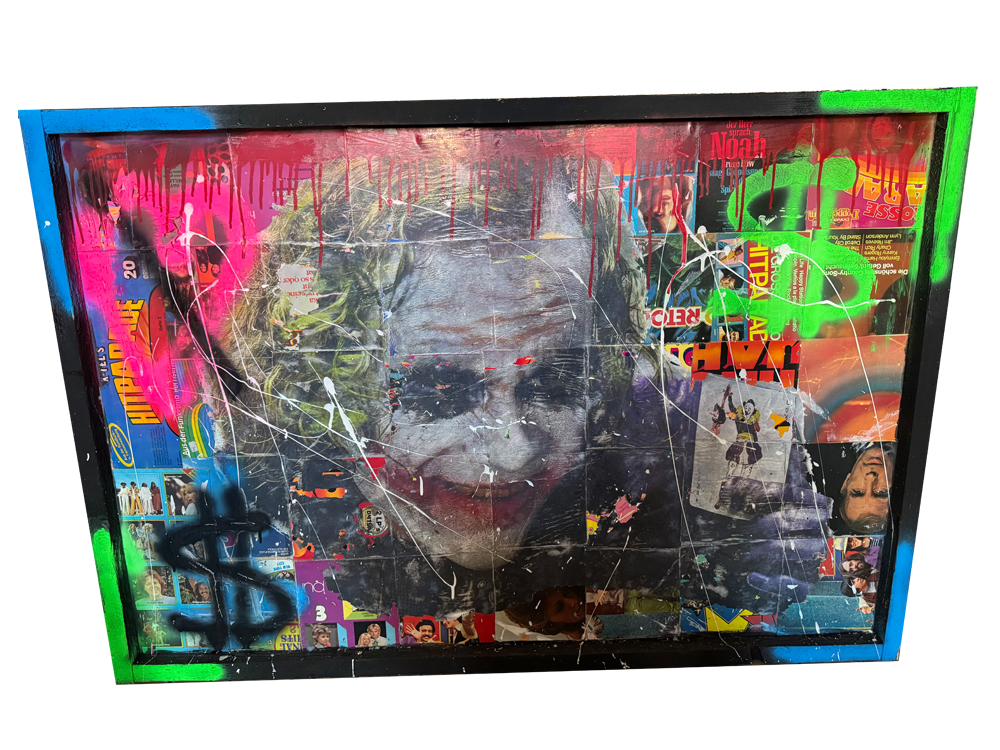 Großformatiges Street-Art-Gemälde (120x84 cm) mit einem Spiegeldruck des Jokers auf einer Collage aus alten Schallplattenhüllen im besprühten Dachlattenrahmen.