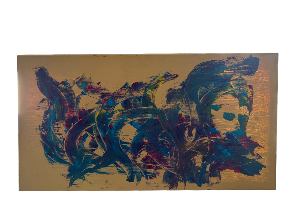 Abstraktes Acrylgemälde im Querformat (55x111 cm) auf Leinwand mit dynamischen, dunkelblauen und violetten Pinselstrichen auf einem metallisch glänzenden Goldgrund.
