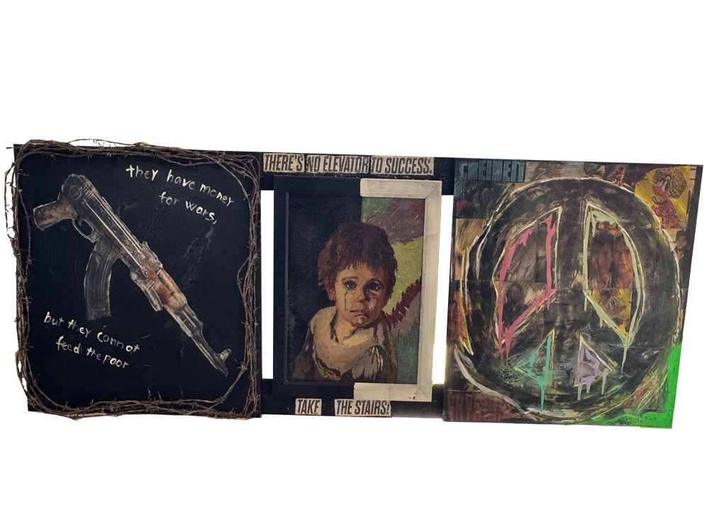 Dreiteiliges Urban-Pop-Art-Gemälde im monumentalen Querformat (195x70 cm) aus alten Bilderrahmen auf verwittertem Holz mit echtem Stacheldraht von 1940, einem Sturmgewehr-Druck mit Text, einem modifizierten Gobelin-Porträt eines weinenden Kindes und einem großen Peace-Zeichen auf Schallplattenhüllen.