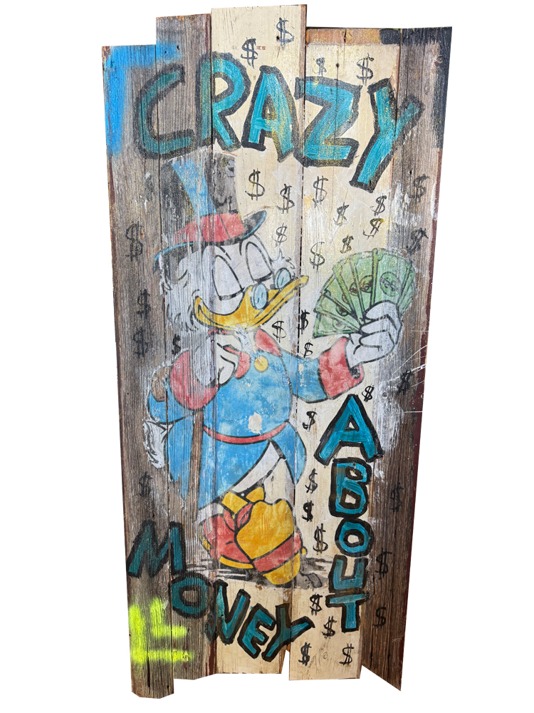 Monumentales Urban-Pop-Art-Gemälde (166x73 cm) auf über 60 Jahre alten, vertikalen Holzbrettern mit einem Tampondruck von Dagobert Duck, der Geldscheine hält, umgeben von blauen Graffiti-Schriftzügen und unzähligen Dollarzeichen.