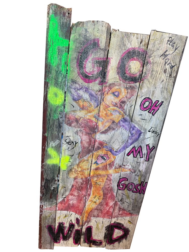 Monumentales Urban-Pop-Art-Gemälde (70x159 cm) auf rund 70 Jahre alten, vertikalen Holzbrettern mit einem Tampondruck von Jessica Rabbit, umgeben von expressiven Graffiti-Schriftzügen und neonfarbenen Tags.
