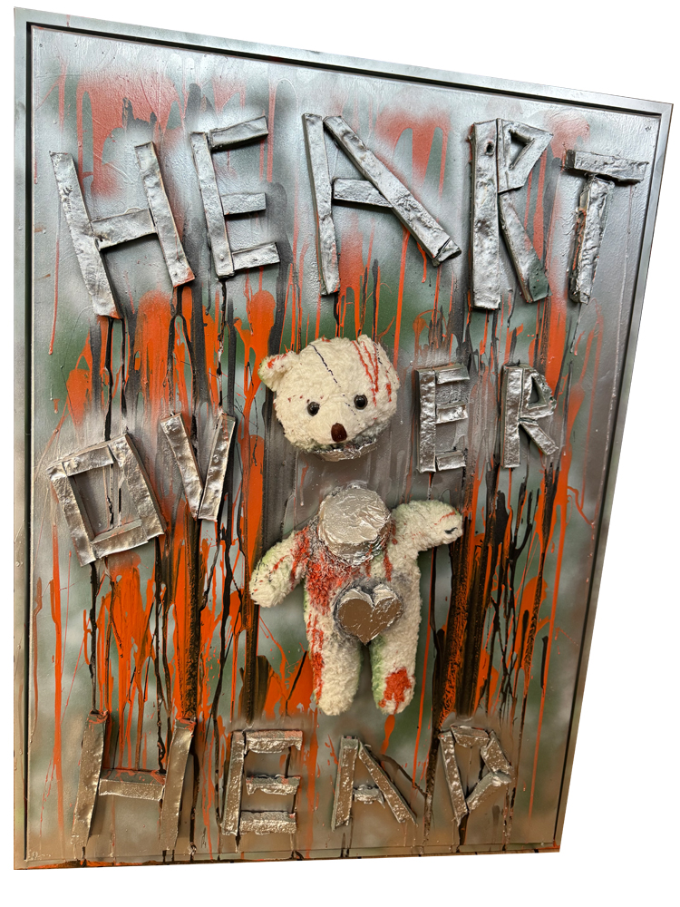 Großformatiges 3D-Urban-Pop-Art-Gemälde (83x104 cm) im Alurahmen mit dem plastischen Schriftzug „HEART OVER HEAD“ und einem dekonstruierten Teddybären, dessen Kopf und Rumpf durch Styrodurscheiben getrennt und mit Sikaflex überzogen sind.