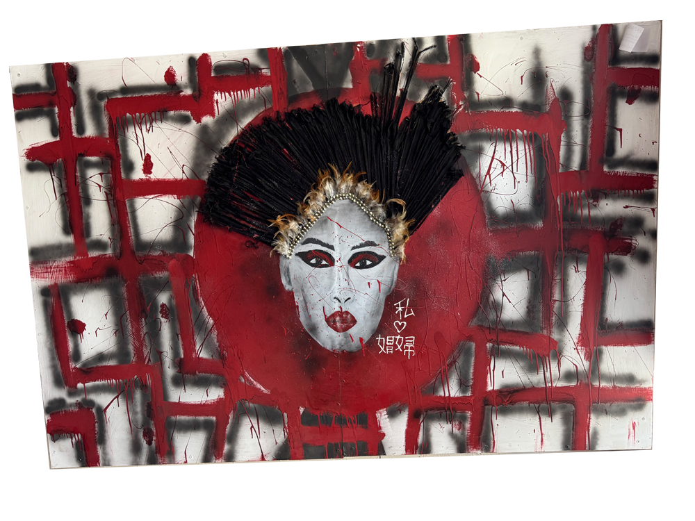 Großformatiges Geisha-Gemälde auf Spanplatte mit dreidimensionalem Kopfschmuck aus schwarzem Stoff. Das weiß geschminkte Gesicht ist von einem roten Kreis und einem gitterartigen Muster aus schwarzem Graffiti-Sprühlack sowie roten Farbspritzern umgeben.