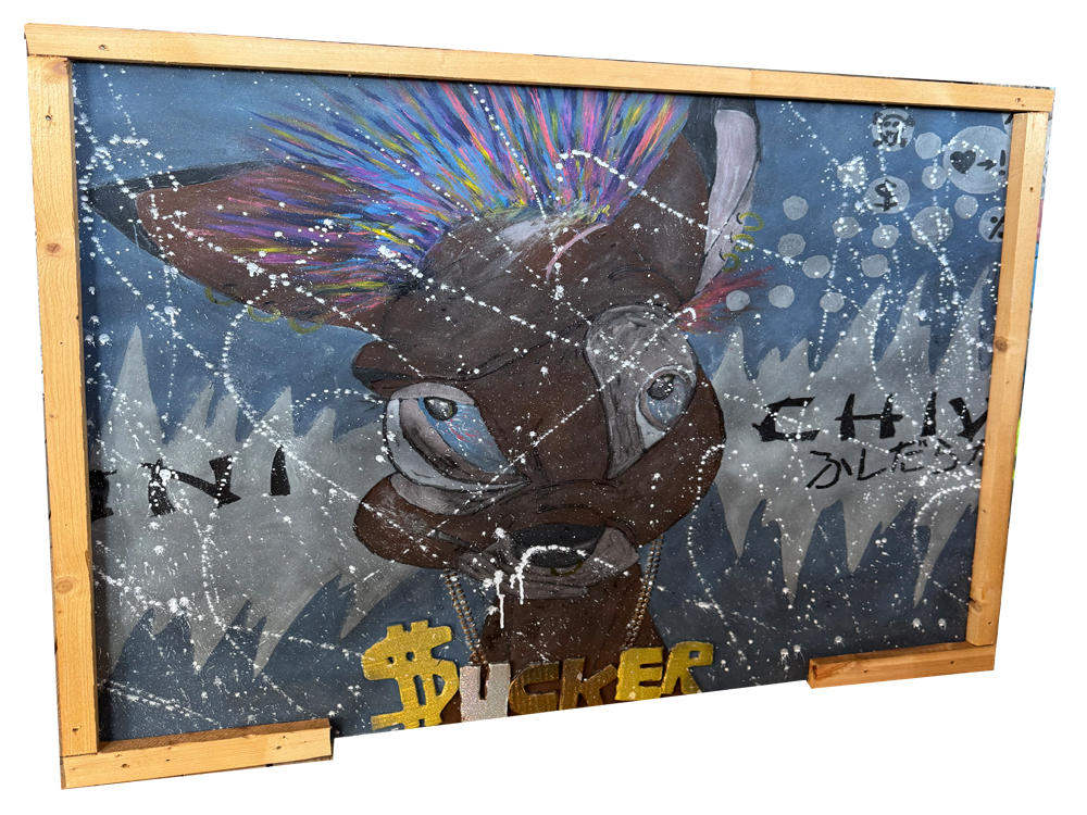 Großformatiges Urban-Pop-Art-Gemälde auf graublauer Dachbahn aus Stoff mit Holzrahmen. Im Zentrum steht eine stilisierte Comic-Figur mit buntem Irokesenschnitt, großen Augen und Goldkette. Der Hintergrund zeigt Graffiti-Schriftzüge, Muster und dynamische weiße Farbspritzer über der gesamten Komposition.