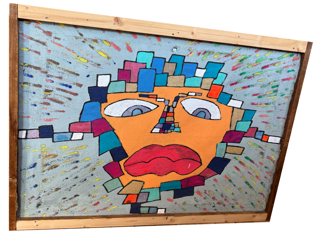 Großformatiges, farbenfrohes Gemälde auf der rauen Textur eines Kartoffelsacks in einem hellen Dachlattenrahmen. Es zeigt ein stilisiertes, oranges Gesicht mit großen Augen und roten Lippen, dessen Konturen und Haare aus bunten, mosaikartigen Rechtecken bestehen. Der hellblaue Hintergrund ist mit dynamischen, bunten Farbstrichen überzogen.