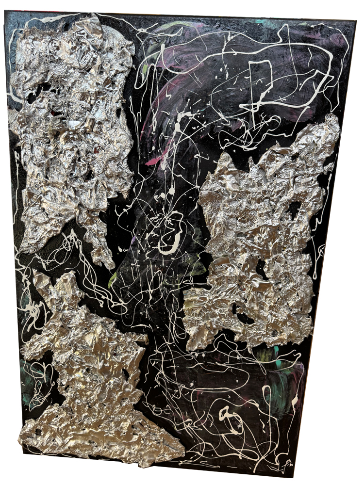 Abstraktes Hochformat-Gemälde auf Leinwand mit schwarzem Hintergrund und feinen, verschlungenen weißen Linien. Auf der Oberfläche befinden sich drei große, reliefartige, silbern glänzende Formationen aus geschmolzenen CDs, die eine stark strukturierte, dreidimensionale Kruste bilden.
