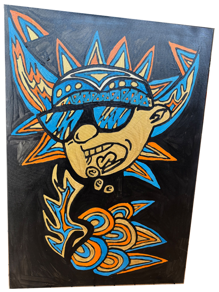 Großformatiges Pop-Art-Gemälde auf schwarzem Hintergrund im Hochformat. Im Zentrum steht ein stilisiertes, goldenes Comic-Gesicht mit Sonnenbrille, gemustertem Stirnband und einem gezackten, sonnenartigen Kopfschmuck in Blau und Orange. Unter dem Gesicht befindet sich eine flammende, gemusterte Struktur in den gleichen Farben.