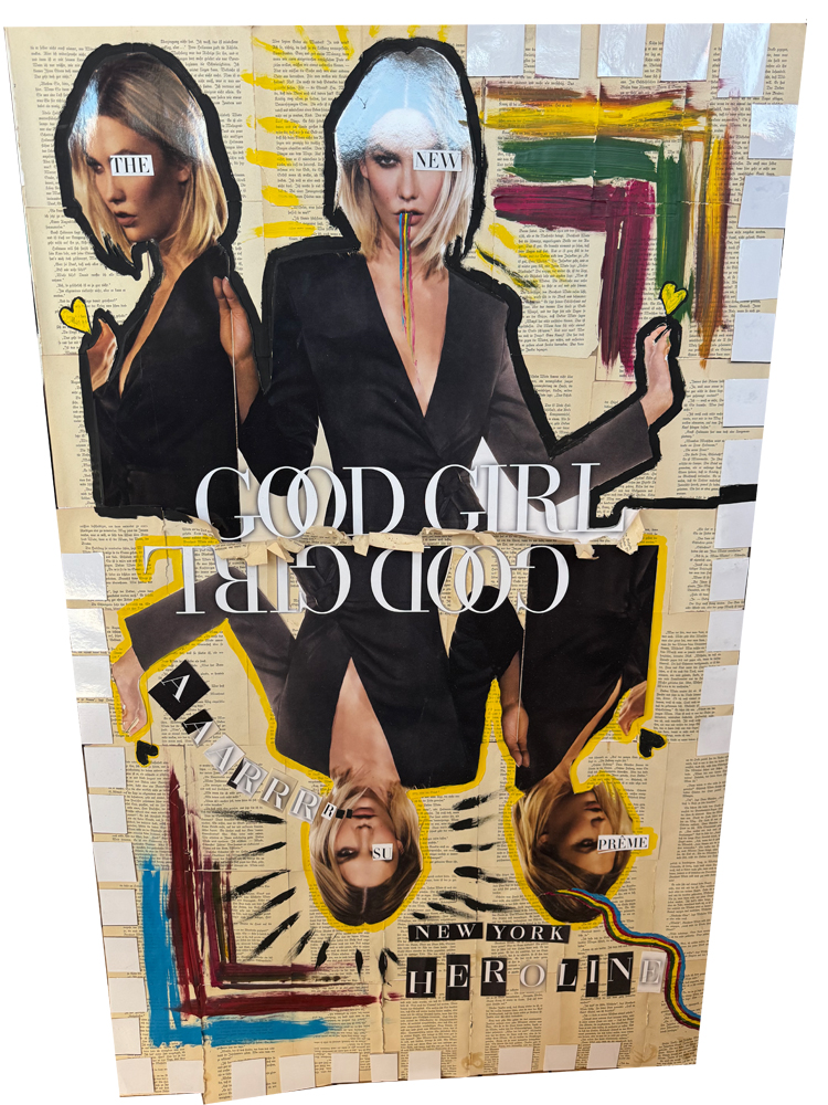 Großformatiges Urban-Pop-Art-Collage-Kunstwerk auf einem alten Aufsteller, der mit vergilbten Buchseiten beklebt ist. Es zeigt mehrfach das Porträt einer blonden Frau in einem schwarzen Blazer, kombiniert mit Textelementen wie „GOOD GIRL“, „THE NEW“ und „HEROLINE“. Der Hintergrund weist abstrakte Pinselstriche in Grün, Rot und Gelb auf.