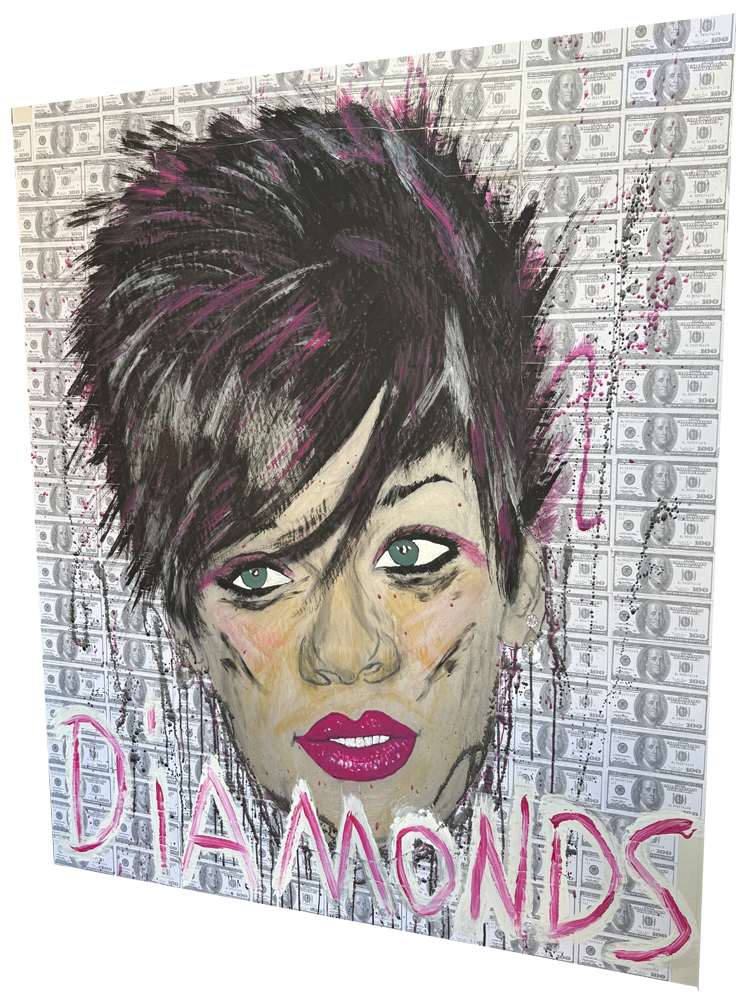 Großformatiges Urban-Pop-Art-Gemälde im Hochformat auf Spanplatte. Der gesamte Hintergrund ist mit echten 100-Dollar-Geldscheinen lückenlos beklebt. Im Zentrum steht das markante Porträt der Sängerin Rihanna mit kurzen, fransigen schwarzen Haaren und pinken Highlights. Am unteren Bildrand prangt der handgeschriebene, große Schriftzug „DIAMONDS“ in leuchtendem Pink und Weiß.