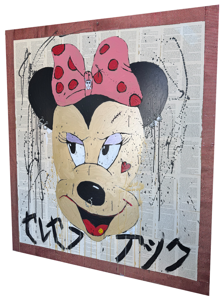 Großformatiges Urban-Pop-Art-Gemälde im Hochformat auf einer Spanplatte, die mit alten Buchseiten beklebt ist. Im Zentrum steht ein ausdrucksstarkes Porträt von Minnie Mouse mit einer großen, rosa-rot gepunkteten Schleife. Die Figur hat Piercings, eine Narbe auf der Stirn und ein kleines Herz-Tattoo auf der Wange. Am unteren Bildrand befinden sich schwarze, japanische Schriftzeichen auf einem roten, strukturierten