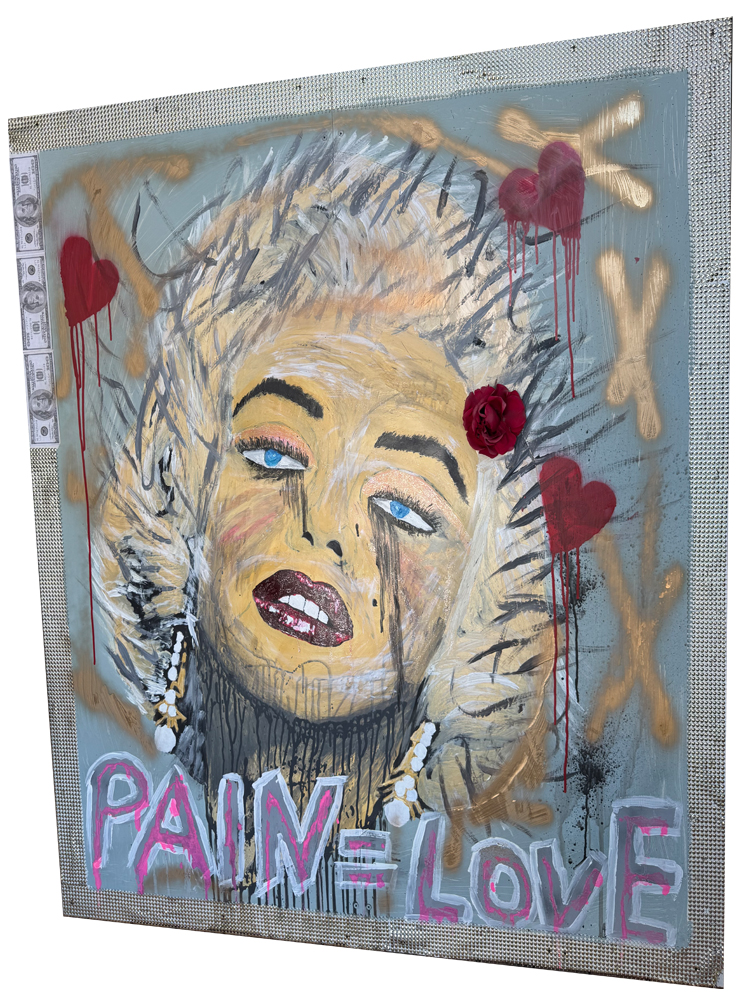 Großformatiges Mixed-Media-Gemälde auf einer Spanplatte mit strukturiertem Metallgitter-Rand. Im Zentrum steht ein expressiv gemaltes Porträt einer Frau im Stil von Marilyn Monroe mit blonden Haaren, blauen Augen und einer echten, roten Kunstblume im Haar. Der Hintergrund zeigt rote Herzen mit herablaufenden Farbrinnen, goldene X-Symbole und echte Dollarnoten am linken Rand. Unten prangt der Schriftzug „PAIN = LOVE“.