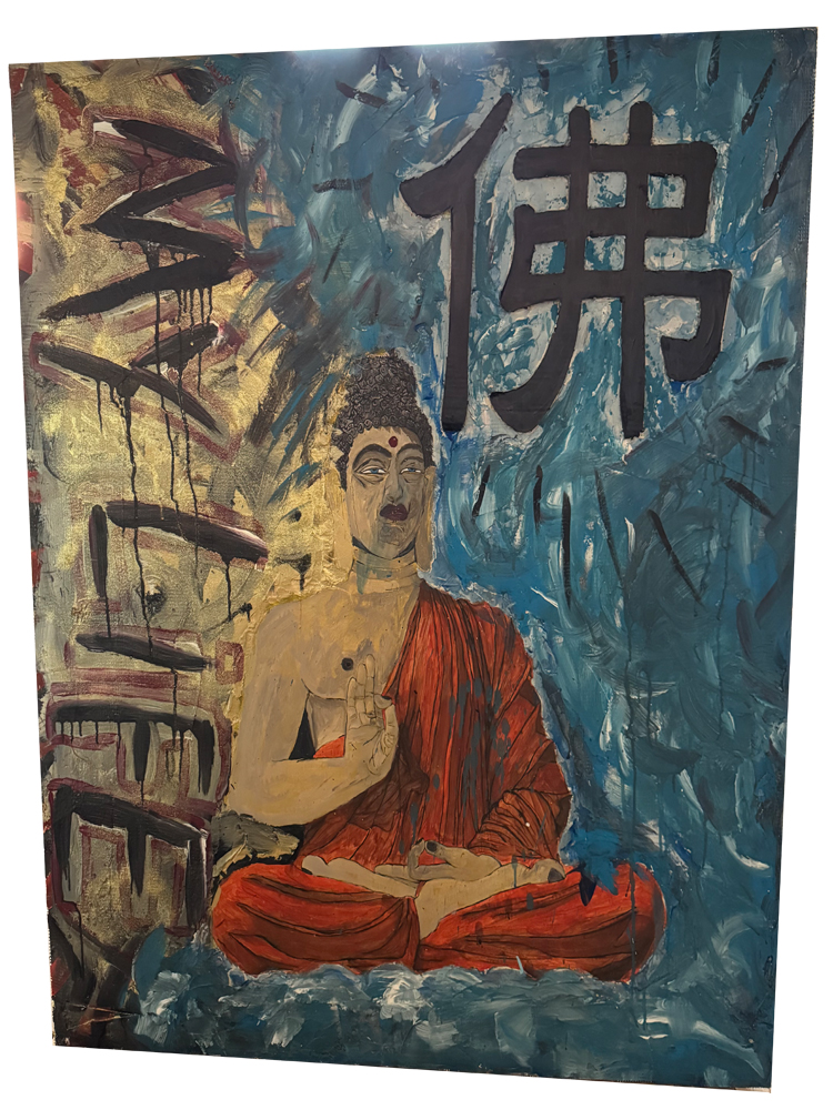 Großformatiges Urban-Pop-Art-Gemälde im Hochformat. Es zeigt einen sitzenden Buddha in einer roten Robe vor einem blau-grauen, dynamisch gemalten Hintergrund mit einem großen schwarzen Schriftzeichen oben rechts. Am linken Bildrand zieht sich ein monumentaler, vertikaler Graffiti-Schriftzug mit der Aufschrift „MY LIFE“ nach unten.