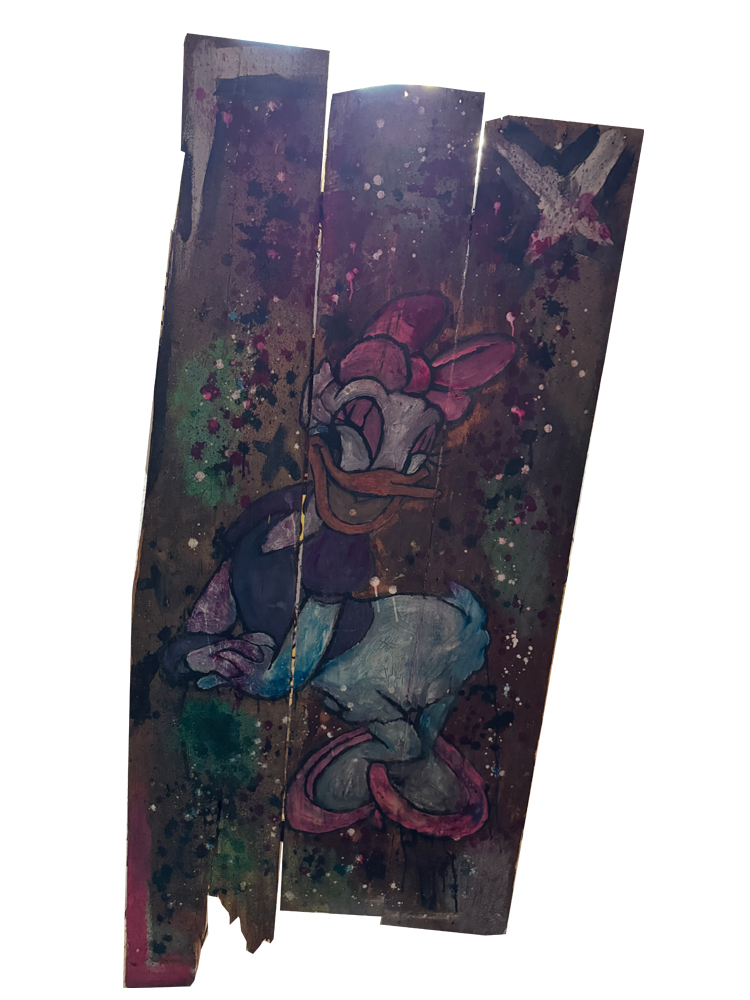 Skulpturales Urban-Pop-Art-Kunstwerk auf drei vertikalen, 60 Jahre alten Holzbrettern. Es zeigt im Zentrum das aufgedruckte Motiv von Daisy Duck mit pinker Schleife. Der verwitterte Holzhintergrund ist von wilden, dunklen Tintenkleksen, Farbspritzern in Weiß und Pink sowie einem großen X-Symbol oben rechts überzogen.