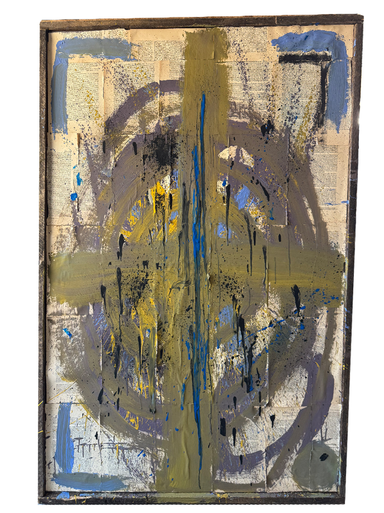 Abstraktes Urban-Pop-Art-Wandobjekt im Format 104 x 145 cm mit einem rustikalen Dachlattenrahmen auf Leinwand. Die Komposition zeigt eine vielschichtige, kreis- und kreuzförmige Struktur in erdigen Tönen, Ocker und Grau, durchbrochen von markanten Farbspritzern und vertikalen Linien in leuchtendem Blau und tiefem Schwarz auf einem Untergrund aus Buchseiten.