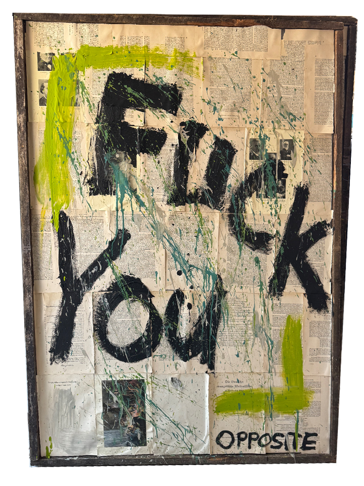 Provokantes Urban-Pop-Art-Wandobjekt im Format 104 x 145 cm in einem rustikalen Dachlattenrahmen. Der Hintergrund besteht vollständig aus historischen, 60 Jahre alten Buchseiten mit integrierten alten Porträtfotos und Abbildungen. Im Zentrum dominiert der wuchtige, handgemalte Schriftzug „Fuck You“ in schwarzer Acrylfarbe, überlagert von dynamischen, neongrünen und türkisen Action-Painting-Farbspritzern. Am unteren Rand steht das Wort „OPPOSITE“.