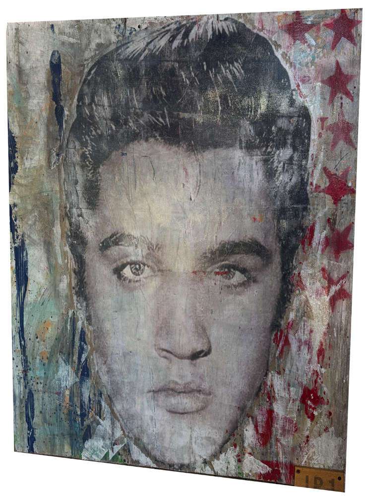 Ikonisches Urban-Pop-Art-Porträt im Großformat 106 x 114 cm, aufgebracht mittels präzisem Tampondruck auf einer massiven, künstlich gealterten Leimbinder-Holzplatte. Das ausdrucksstarke Gesicht dominiert das Zentrum, während der Hintergrund durch verwitterte Strukturen, blaue Drippings auf der linken Seite und eine vertikale Reihe roter, gesprühter Sterne auf der rechten Seite geprägt ist. Unten rechts befindet sich eine kleine Metallplakette mit der Prägung „ID1“.