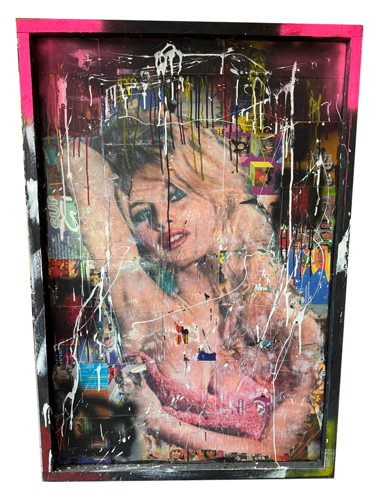 Ikonisches Urban-Pop-Art-Wandobjekt im Format 84 x 124 cm in einem dunkel lasierten Dachlattenrahmen mit neongelben und pinkfarbenen Akzenten an den Kanten. Das zentrale Motiv zeigt ein großformatiges Porträt von Brigitte Bardot, umgesetzt als Tampondruck auf einer stabilen Spanplatte. Die Oberfläche ist vielschichtig mit bunten Magazin- und Werbe-Fragmenten collagiert und wird von drastischen, vertikalen Farbrinnen (Drippings) sowie weißen Action-Painting-Spritzern überlagert.