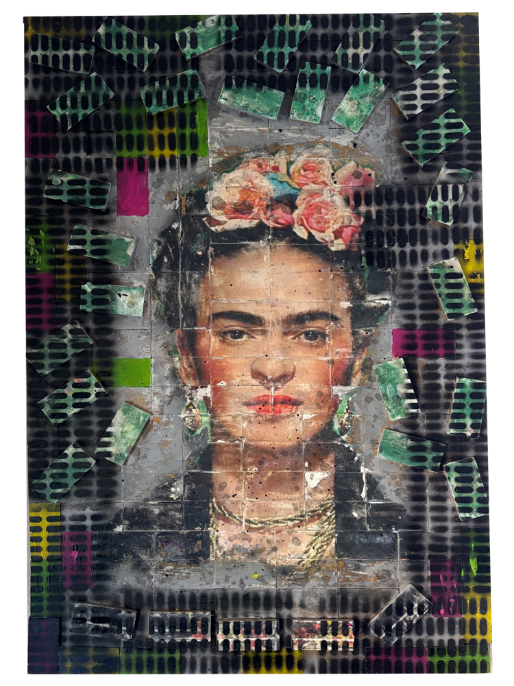 Ikonisches Urban-Pop-Art-Wandobjekt im Format 105 x 160 cm, gefertigt auf historischem Eichenparkett aus dem Edelfinger Kindergarten. Das zentrale Motiv zeigt ein großformatiges Porträt von Frida Kahlo mit Blumen im Haar, aufgebracht im Tampondruck-Verfahren. Die Oberfläche ist umgeben von einem strengen, dunklen Punktraster und plastisch aufgesetzten, grünlich patinierten Parkettelementen, die wie ein dynamischer Rahmen um das Gesicht wirken.