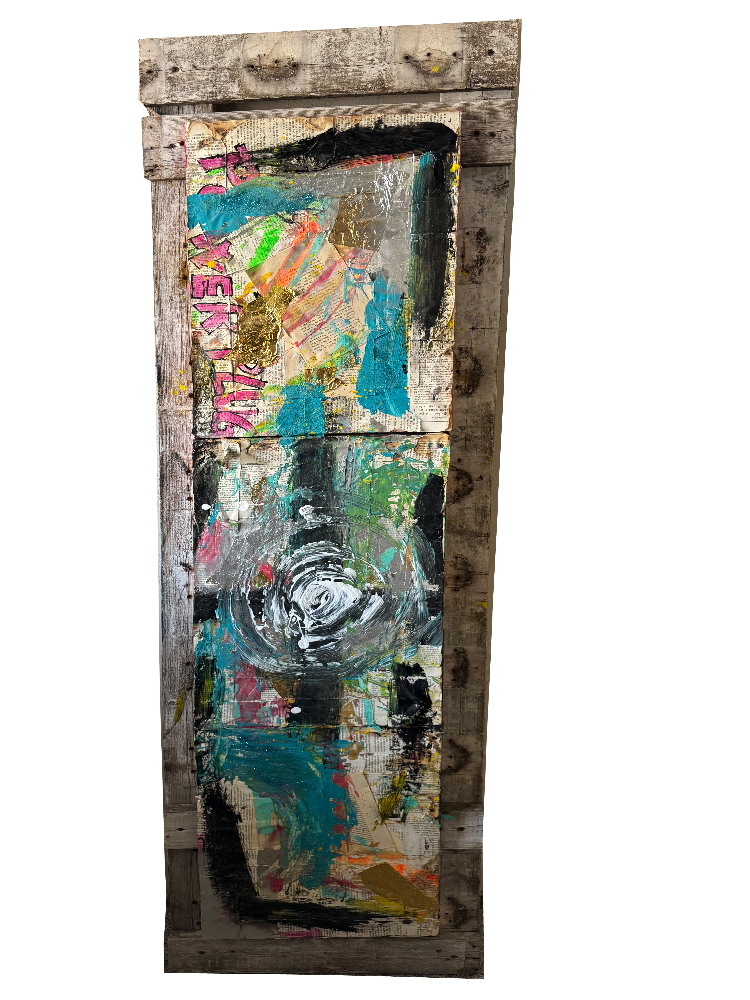 Skulpturales, vertikales Urban-Pop-Art-Kunstwerk auf verwitterten, 60 Jahre alten Holzbrettern. Auf der Oberfläche sind drei separate Bildelemente zusammengeschraubt, die mit Buchseiten beklebt und abstrakt bemalt sind. Zu sehen sind glänzende Flächen aus unechtem Blattgold, türkis-glitzernde Strukturen, ein pinker Graffiti-Schriftzug und ein zentraler, weißer Farbwirbel im unteren Bereich.