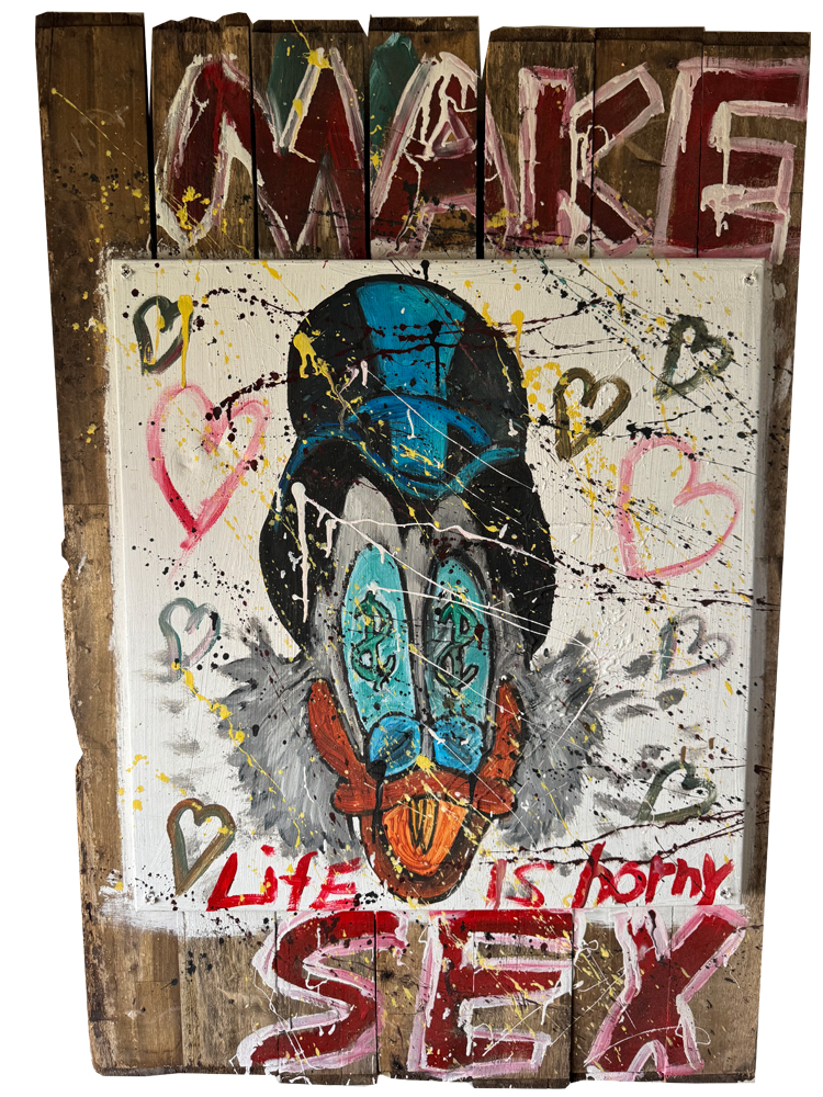 Skulpturales Urban-Pop-Art-Wandobjekt im Format 72 x 101 cm, gefertigt aus einer alten, rustikalen Holztür und einer darauf verschraubten Leinwand in einem flachen Holzrahmen. Das zentrale Motiv zeigt Dagobert Duck mit Dollarzeichen in den Augen und einem blauen Zylinder. Am oberen Rand ist das Wort „MAKE“ und am unteren Rand das Wort „SEX“ in roter, handgemalter Schrift auf das Altholz aufgetragen, während auf der Leinwand der Schriftzug „Life is horny“ prangt.