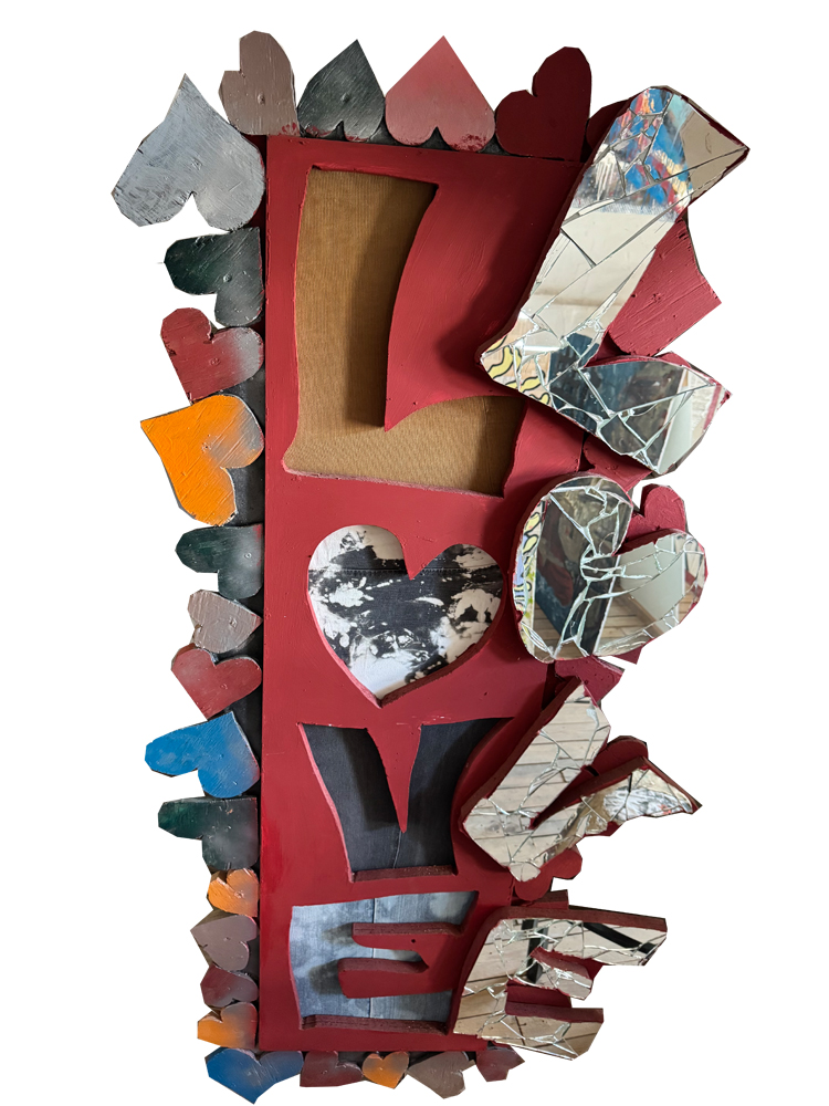 Skulpturales Urban-Pop-Art-Wandobjekt im monumentalen Format 90 x 180 cm, ausgeschnitten aus einer stabilen Spanplatte. Das Werk formt den vertikalen Schriftzug „LOVE“, wobei die Buchstaben plastisch hervortreten und vollständig mit echtem, mosaikartig zerbrochenem Spiegelglas besetzt sind. Der Hintergrund der Buchstabenausschnitte ist mit verschiedenen Stoffen und Mustern hinterlegt, während das gesamte Objekt von einer Vielzahl kleiner, bunt und metallisch gestalteter Holzherzen umrahmt wird.