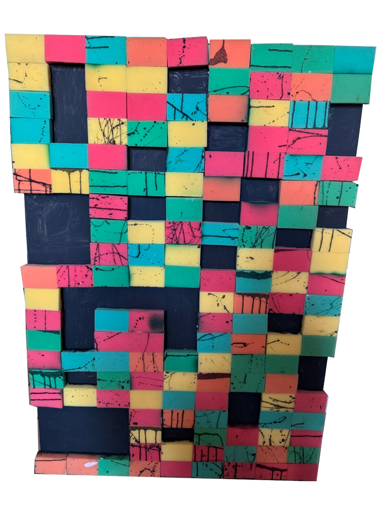 Dreidimensionales Urban-Pop-Art-Wandobjekt im Format 68 x 100 cm auf Leinwand. Die gesamte Oberfläche ist reliefartig mit unzähligen, quadratischen und rechteckigen Haushalts- und Putzschwämmen in leuchtenden Farben wie Pink, Türkis, Gelb, Orange und Grün beklebt. Die Schwämme bilden eine rasterartige Pixel-Struktur vor einem dunklen Hintergrund und sind mit feinen, schwarzen Action-Painting-Spritzern sowie Linien überzogen.