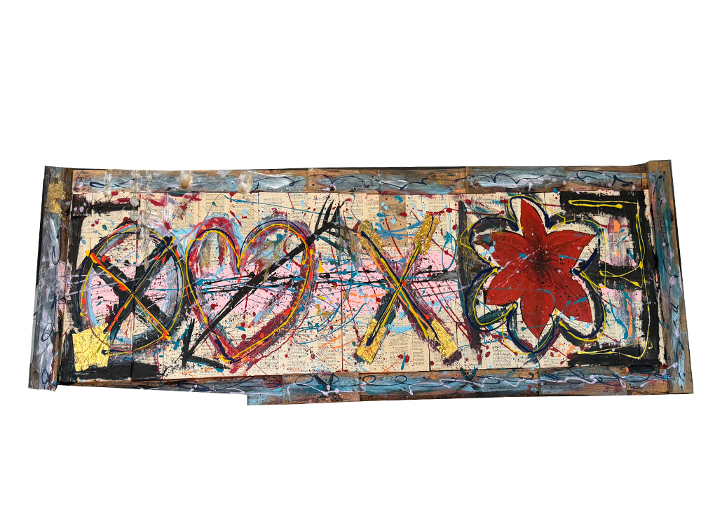 Skulpturales Urban-Pop-Art-Wandobjekt im monumentalen Format 258 x 78 cm aus 60 Jahre alten Holzbrettern und mehreren kombinierten Bilderrahmen. Die Oberfläche ist mit historischen Buchseiten kaschiert und zeigt kraftvolle Symbole wie ein Peace-Zeichen, ein Herz mit Pfeil, ein goldenes Kreuz, eine rote Blüte und das Wort „LOVE“ mit unechtem Blattgold und bunten Action-Painting-Spritzern.