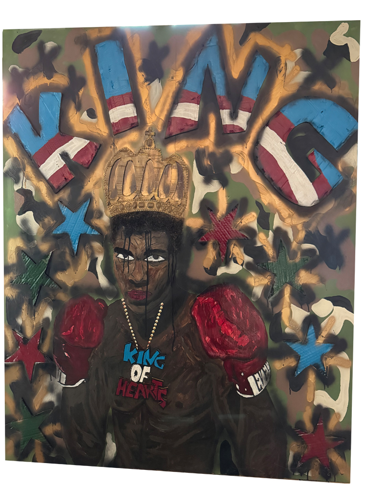 Monumentales Muhammad-Ali-Porträt im Urban-Pop-Art-Stil, Format 123 x 134 cm auf einer stabilen Spanplatte. Im Zentrum steht die ausdrucksstarke Figur der Boxlegende mit roten Boxhandschuhen, einer plastisch aufgesetzten goldenen Krone, einer Kette mit dem Schriftzug „KING OF HEARTS“ und applizierten Haaren. Der Hintergrund ist im Camouflage-Stil gestaltet, überlagert von großen, plastischen Karton-Buchstaben, die das Wort „KING“ formen, sowie mehreren bunten, reliefartigen Sternen.